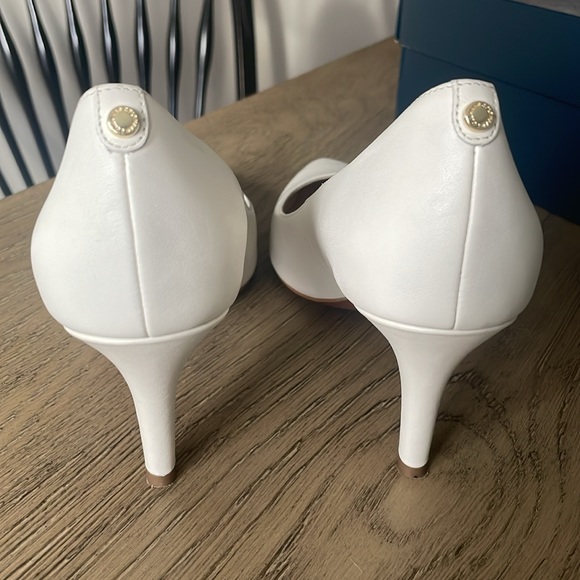Like New - Cole Haan Gemma Logo Pump in Ivory Leather - Picture 7 of 13
